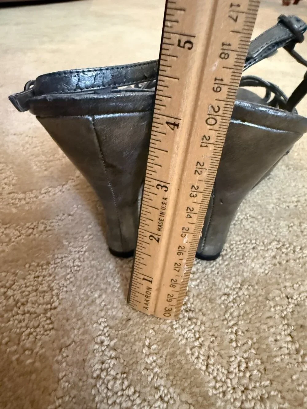 Nine & Company Metallic Gray T-Strap Wedge Sandals – Size 11